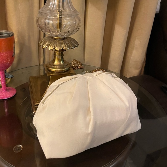 Dolce & Gabbana Cream Bag with Gold Accent - Picture 6 of 16